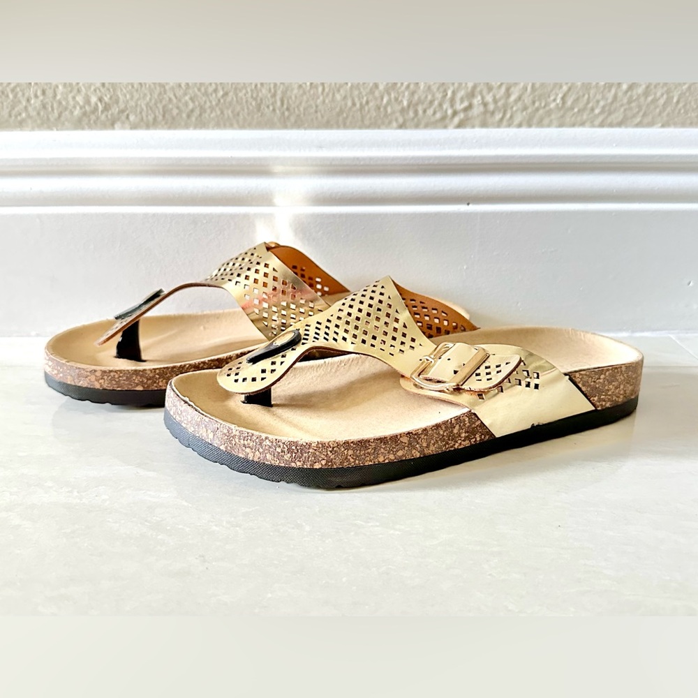 VINTAGE FOREVER GOLD WOMEN’S FLATS SANDALS- SIZE 8